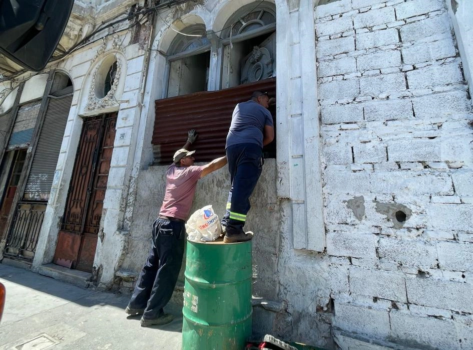 Funcionarias de la Intendencia de Montevideo, cerrando un punto de venta de drogas en la Ciudad Vieja.