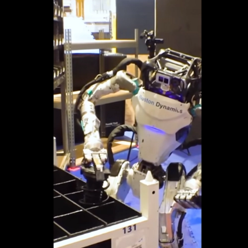 El robot Atlas de Boston Dynamics trabajando en un entorno industrial.