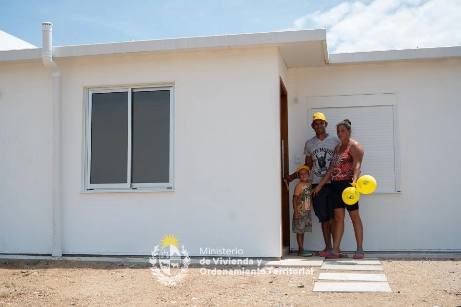 11 familias estrenan casa en Renacer Pintado, Florida.