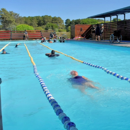 La piscina de Montes de Solymar se convierte en un oasis de bienestar.