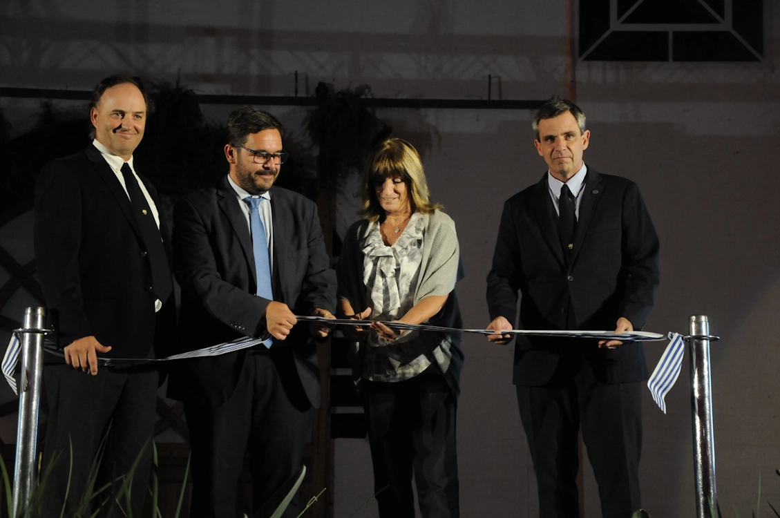 Corte de cinta en el evento de inauguración del galón de la Expo Prado.