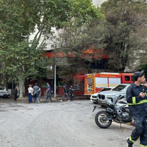 En Pocitos, un incendio arrasó con un restaurante.