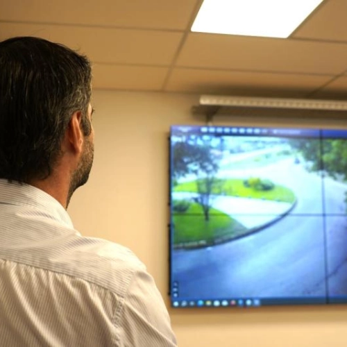 Canelones innova en seguridad pública con análisis de video y un sistema de alarmas 24/7.