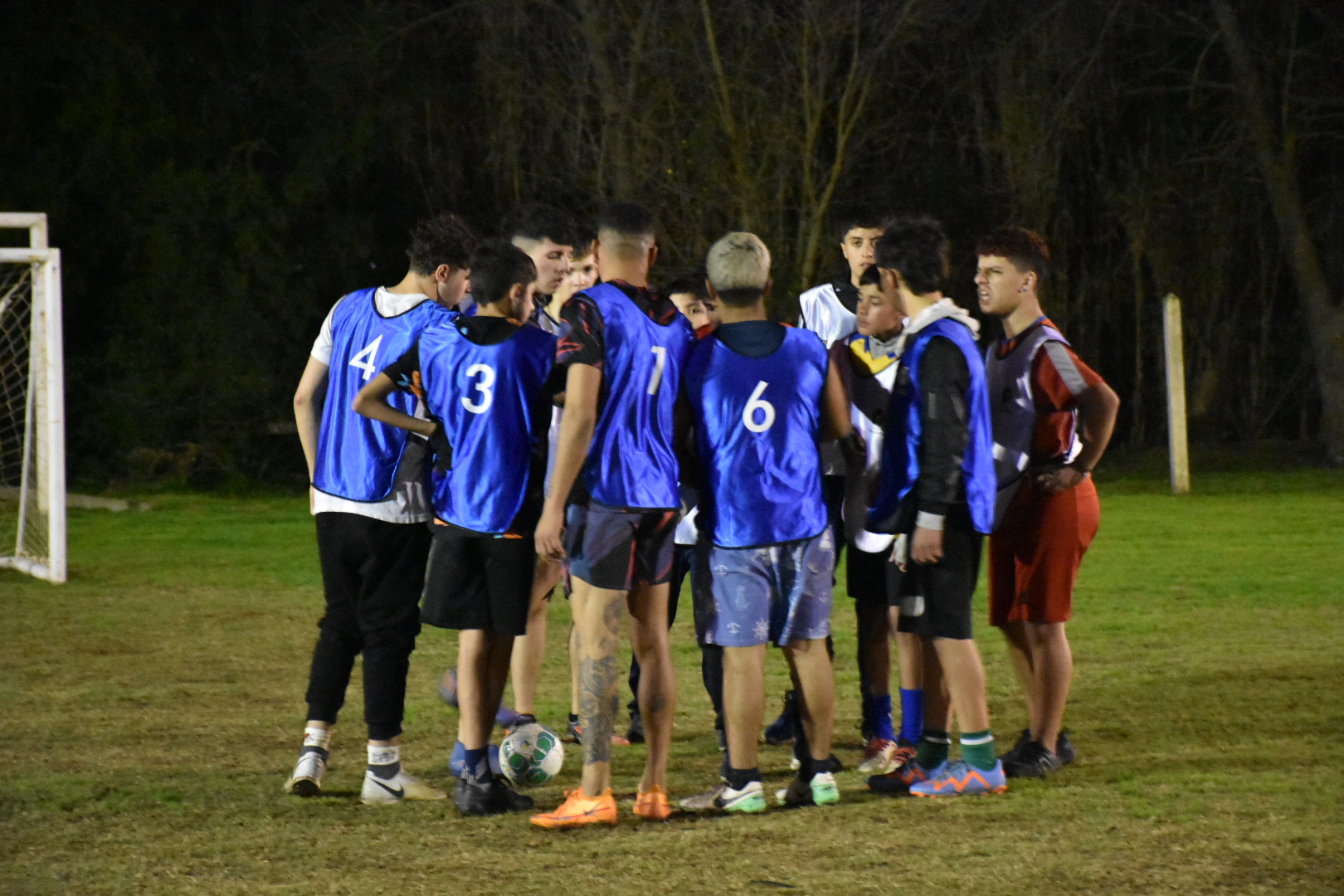 Adolescentes participando del proyecto «Fútbol en tres tiempos».