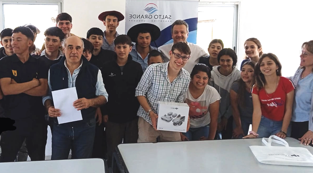 Estudiantes de Lorenzo Geyres recibieron un dron para proyecto sobre cultivos forrajeros.