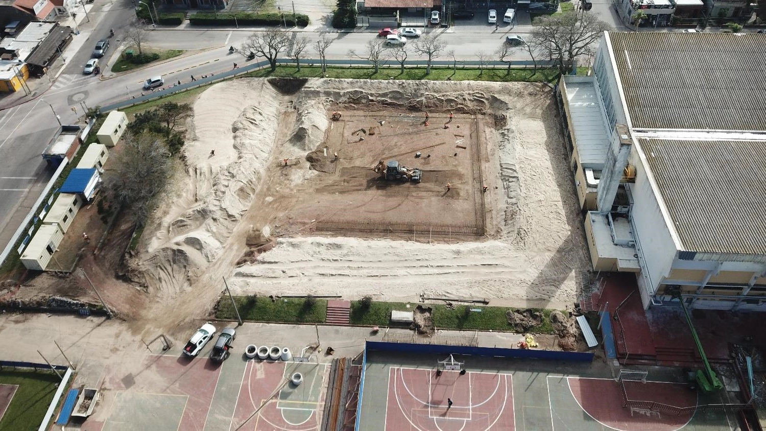 Foto área de la construcción de la piscina en Maldonado.