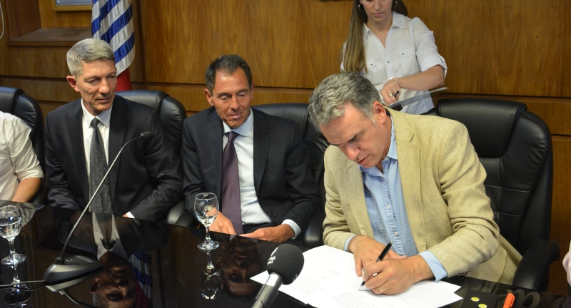 Firma del acuerdo entre el Correo Uruguayo y la Intendencia de Canlones.