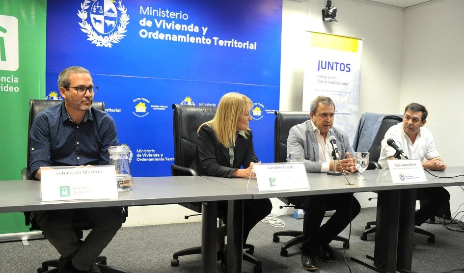 El Ministerio de Vivienda y Ordenamiento Territorial (MVOT) firmó un convenio con la Intendencia de Montevideo para realojar a las familias del asentamiento.