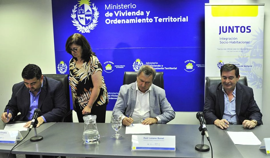 Firma del acuerdo de colaboración entre el MVOT y la Intendencia de Paysandú.
