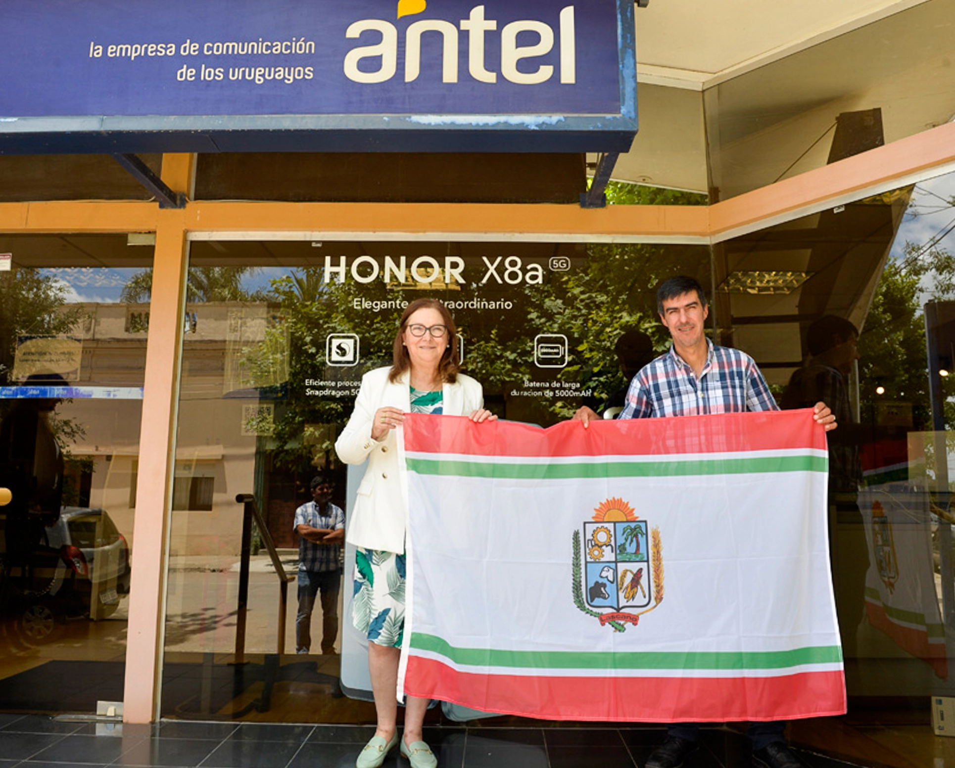 La presidenta de Antel en el lanzamiento del 5G en Lascano, Rocha.